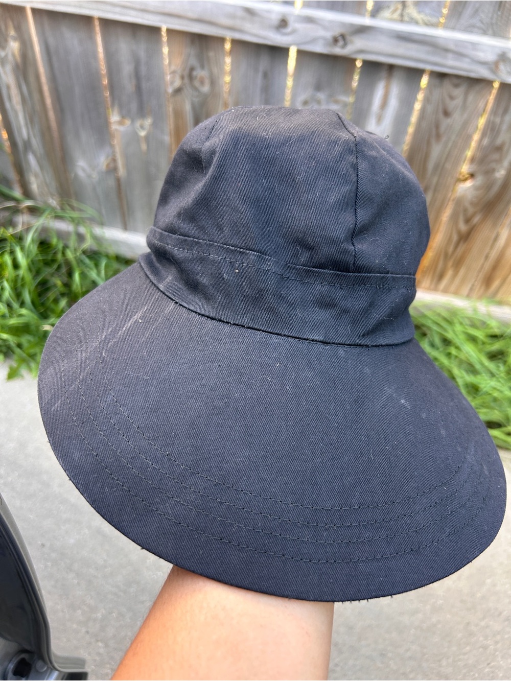 Signature Studio Black Wide-Brim Bucket Hat
